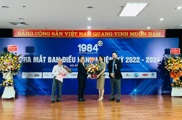 CEO Lê Dung tặng hoa chúc mừng CLB CEO 1984